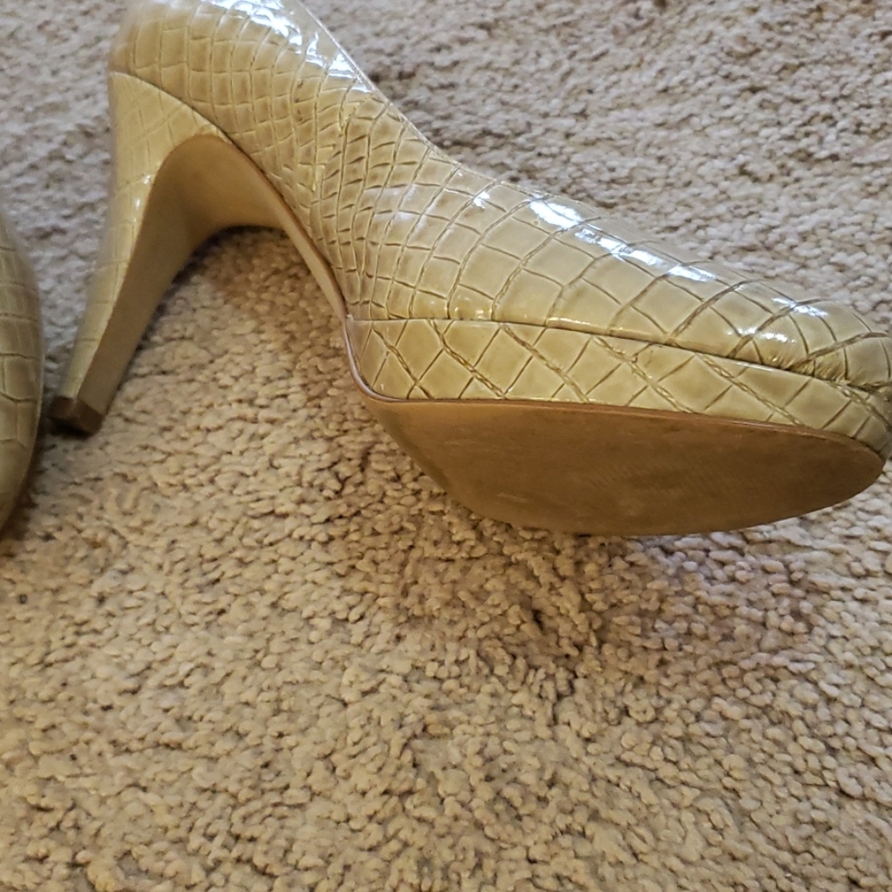 Shoes - Picture 5 of 7